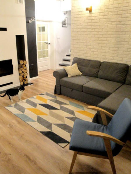 Mládežnícky koberec so žltými, sivými, modrými a krémovými kosoštvorcami, moderný, geometrický vzor rybia kosť