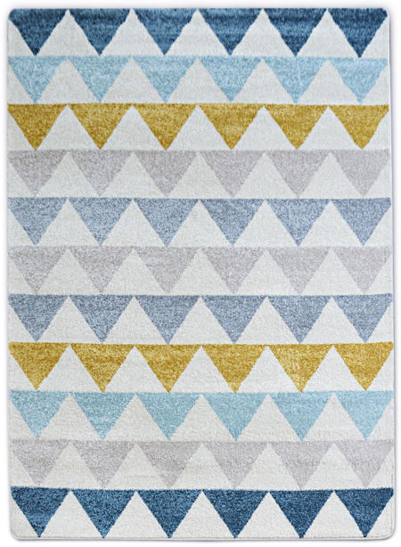 Moderný geometrický koberec s farebnými trojuholníkmi na svetlom pozadí