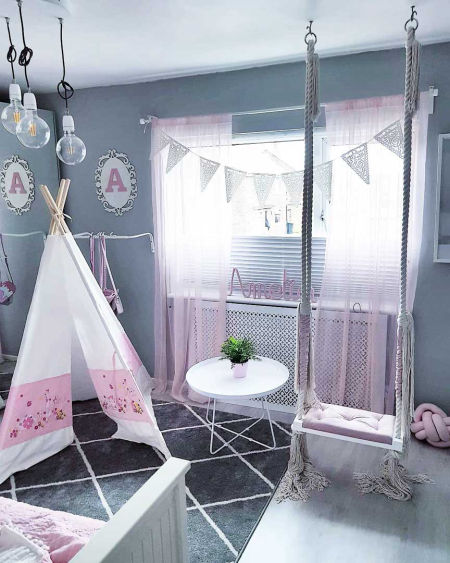 Elegantný škandinávsky koberec do obývacej izby alebo do spálne, tmavosivý s bielou kosoštvorcovou sieťou