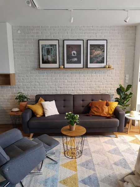 Moderný geometrický koberec s farebnými trojuholníkmi na svetlom pozadí