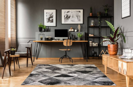 Mládežnícky koberec ALMAS 03 so šedými a čiernymi trojuholníkmi s jemnou kamuflážou tón v tóne, moderný, trendový