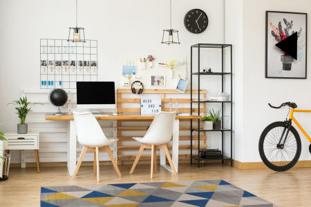 Svetlý, geometrický koberec River Stream 04 so žltými, sivými a modrými trojuholníkmi