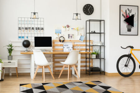 Farebný koberec do izby Desert Stream 07 so sivými, čiernymi a žltými trojuholníkmi