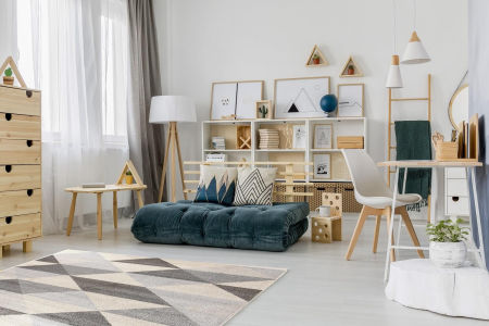 Geometrický moderný koberec Smoothie Grey so sivými a béžovými trojuholníkmi