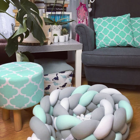 Dekoratívny mätový drevený puf s bielym vzorom MAROCKÁ ĎATELINA