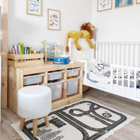 Biely puf, škandinávska stolička, hladký jednofarebný poťah