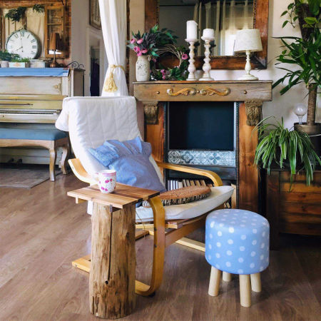 Blankytnomodrý puf, taburetka s bielymi bodkami, na toaletu, do spálne