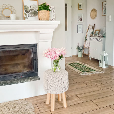 Rustikálna dekoratívna taburetka, puf, stolček so svetlobéžovým poťahom z úpletu