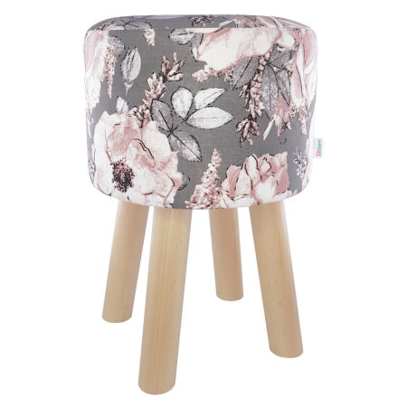 Módny, nadčasový puf, stolček na sedenie s kvetmi divokej ruže na sivom pozadí