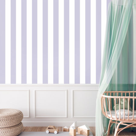 Fialovo-biela, jemná dekoratívna tapeta na stenu, vertikálne pruhy 10 cm