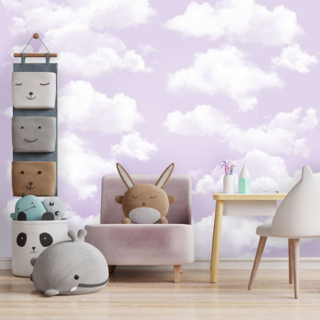 Štýlová svetlofialová nástenná tapeta s bielymi realistickými oblakmi