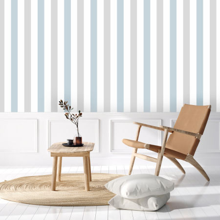 Jemná biela tapeta so svetlosivými a svetlomodrými zvislými pruhmi 8 cm