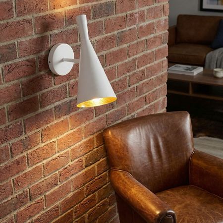 Moderná biela nástenná lampa FOGGI W1, vnútri zlatá, zvislé svietidlo