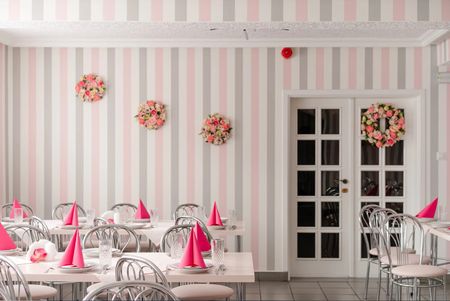 Štýlová biela tapeta so svetlosivými a ružovými vertikálnymi pruhmi 8 cm